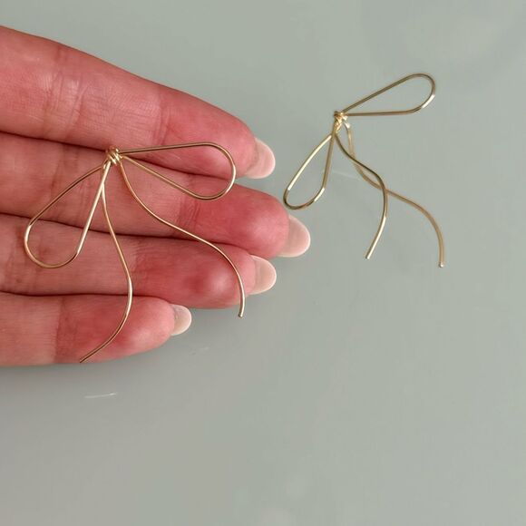Elegant Gold Bow Earrings A951 - Picture 3 of 3